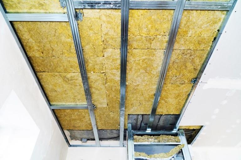 Le faux plafond améliore l'isolation phonique d'un logement à Reims